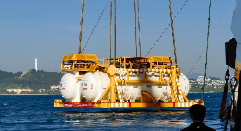 Kína a tengerbe vetné, Musk és Besos az űrbe lökné az adatközpontokat