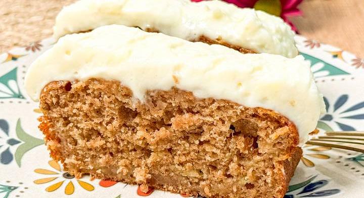 Fűszeres, banános sütemény: lágy mascarponekrém borítja