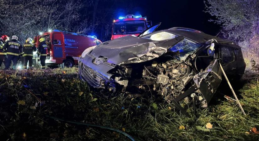 Feszítővágóval szabadították ki a szőlősgyöröki baleset sérültjeit, friss fotók a helyszínről