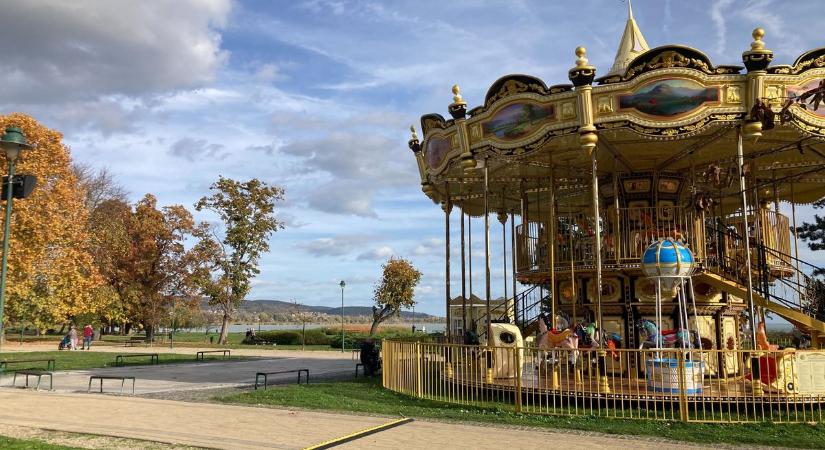 Párizsi romantika a napfényes keszthelyi parton – emeletnyi boldogság (galéria, videó)