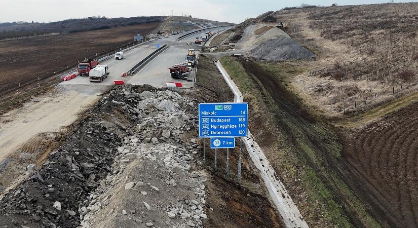 Lázár benyújtotta a lex Strabagot, a cég többé nem kaphat állami munkát