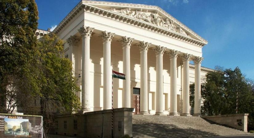 Ez gyönyörű: órákat álltak sorba az érdeklődők, hogy meghallgathassák „Tavaszi szél vizet áraszt” című dalunkat