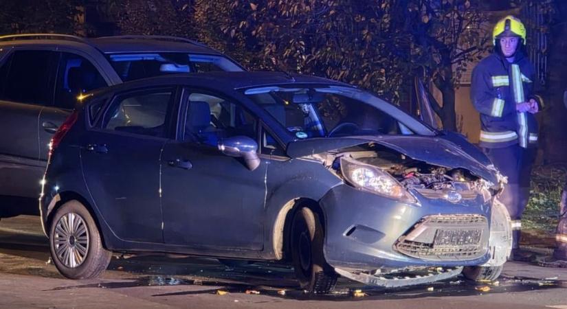 Két autó ütközött a Damjanich utcában: tűzoltók érkeztek a helyszínre – videóval