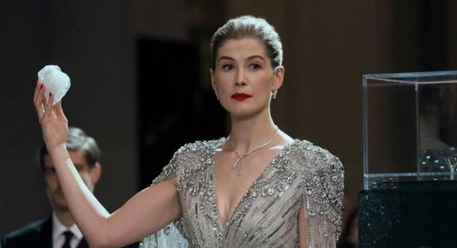 Ifjú titánokkal fog össze a Négy Lovas Rosemund Pike ellen – új, végső előzetesen a Szemfényvesztők 3