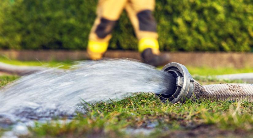 Víz ömlött egy tóból egy ház udvarára Döbröközön