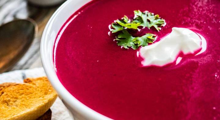 Joghurtos céklaleves a tányéron: egészséges és szívmelengető