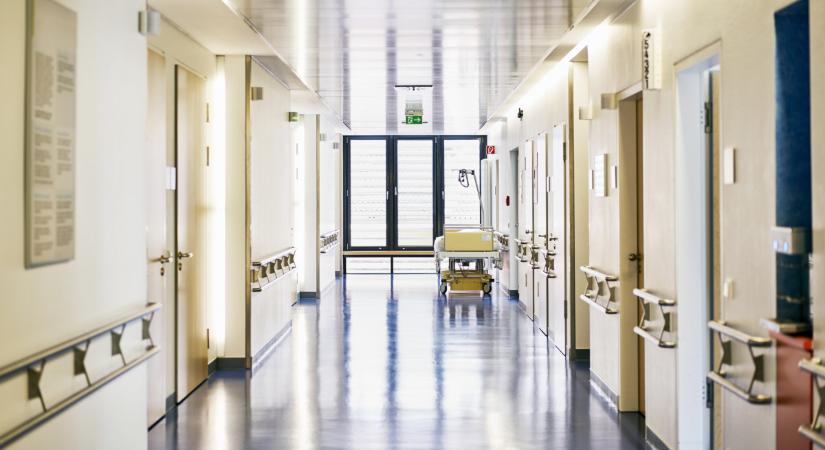 Nekitámadt és szemen szúrta szobatársát egy kórházban kezelt beteg