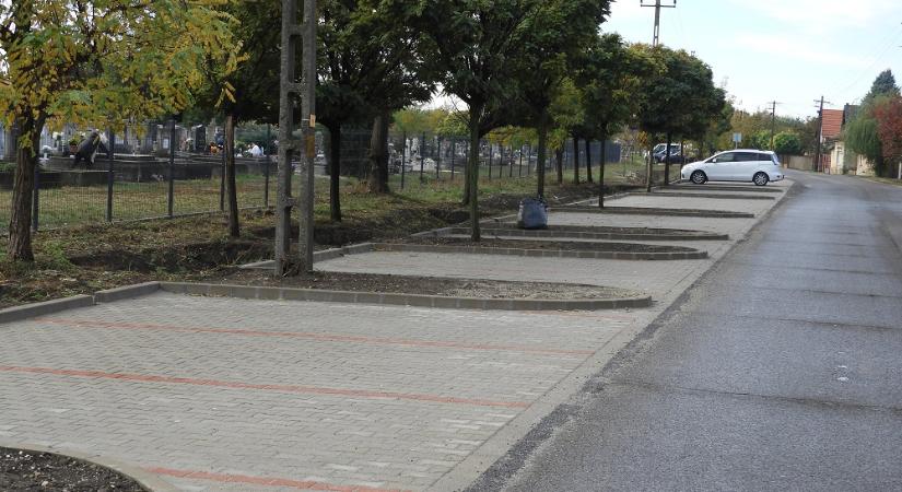 Határidőre elkészültek a parkolók Törökszentmiklóson a Római Katolikus Temetőnél