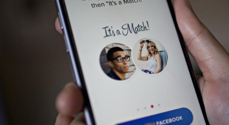 Balra húzták a Tindert, leáldozott az online társkeresésnek