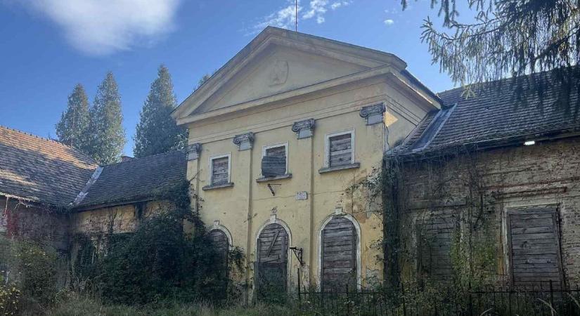 Egy nagyobb hótól a teteje is beszakadhat ennek a nagyatádi épületben, mégis több mint egymilliárdért árulják