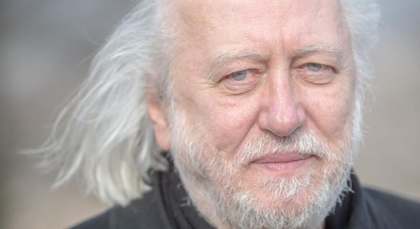 Krasznahorkai László könyveket adományozott Szentendrén, a svéd királyi tévé is elkísérte