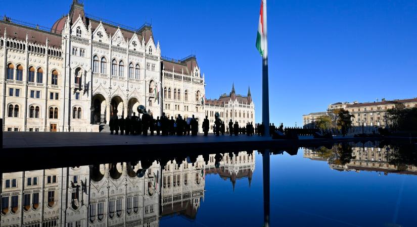 Felvonták, majd félárbócra engedték a magyar nemzeti lobogót az Országház előtt