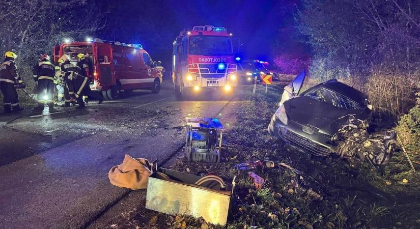 Súlyos baleset történt az este a balatoni úton, durva fotók érkeztek a frontális karambolról