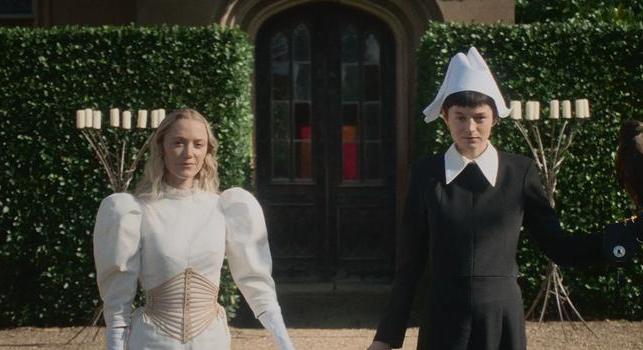 Emma Corrin és Maika Monroe mesékkel lázad egy elnyomó, szexista világ ellen