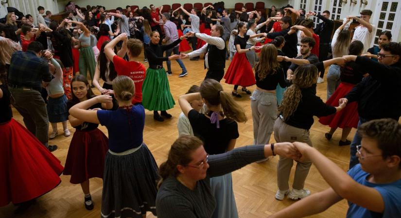 Nem a drog, hanem a tánc a menő: fiatalok százai mozdultak meg a rendőrégi programon – fotók, videó