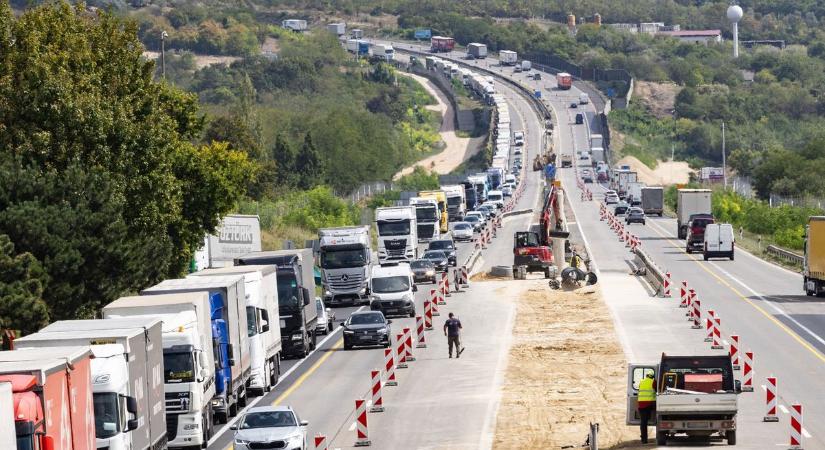 Baleset történt az M1-es autópályán, az ütközés miatt egy autó kigyulladt