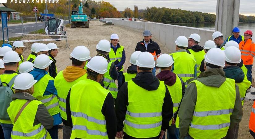 Fotókon az esztergomi gát bejárása: így áll most a dunai védmű építése