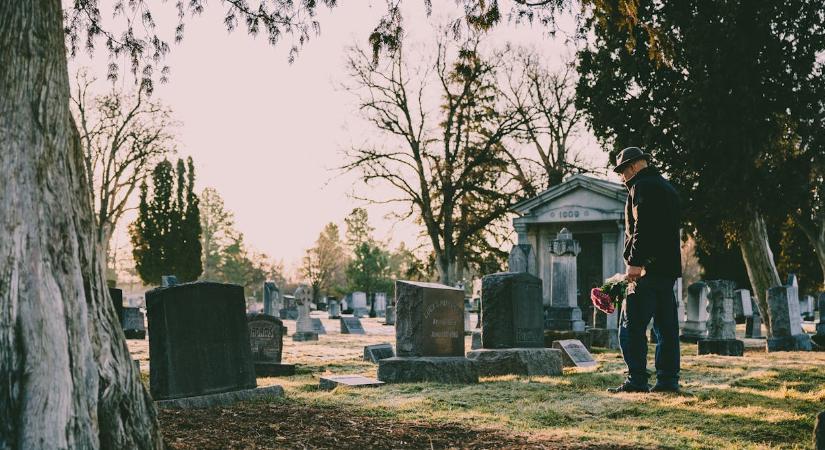 Visítozva pofozták egymást az asszonyok a kaposvári temetőben