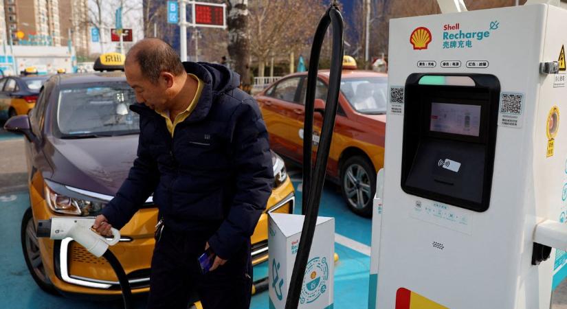 Megtört a trend: nem nőtt a benzinfogyasztás az aranyhét alatt Kínában – elektromos autók millióival kelt útra a lakosság