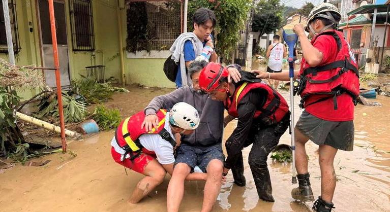 Lecsapott a Kalmaegi tájfun a Fülöp-szigetekre, a viharos szélben és az áradásokban többen meghaltak