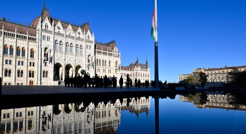 Felvonták, majd félárbócra engedték a nemzeti lobogót az Országház előtt