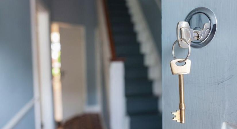 Zárcserével akadályozta meg, hogy bérlője bejusson a lakásba