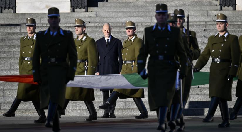 Felvonták, majd félárbócra engedték a nemzeti lobogót az Országház előtt a nemzeti gyásznapon