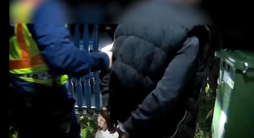 Bújócskát játszott a rendőrökkel az enyingi körözött, vesztett (videó)