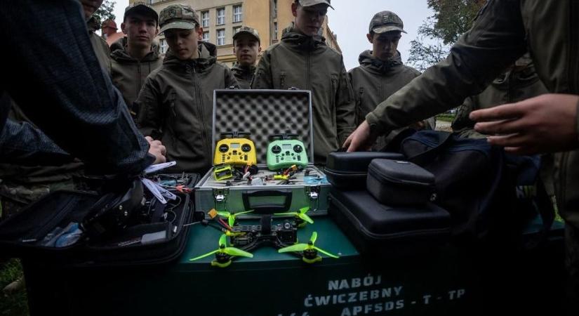 A lengyelek nem várnak a tohonya EU-ra: a bukott elképzelést kukába dobták, falat húznak az oroszok ellen – nem osztanak másnak lapot