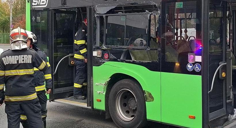 Autóbusz és villamos ütközött Bukarestben – Többen megsérültek