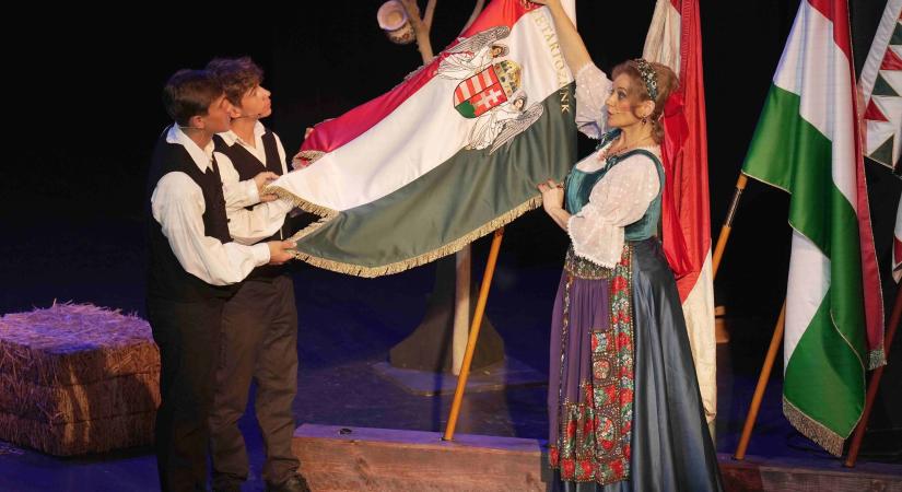 Tündöklő lobogók alatt – Bepillantás a nyugati parti diaszpóra kulturális életébe