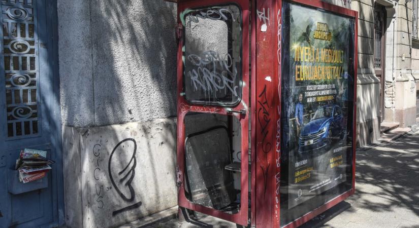 Döntött Budapest: búcsút inthetünk az éktelenkedő fülkéknek