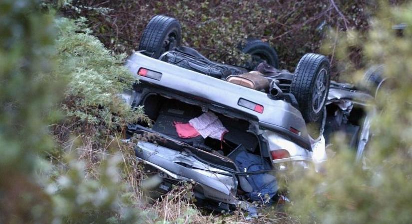 Bizarr baleset: fejtetőre állt autó, lezárták az utat
