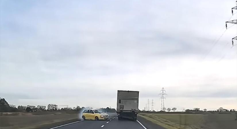 Itt tényleg hajszálon múlt a tragédia egy felelőtlen előzés miatt