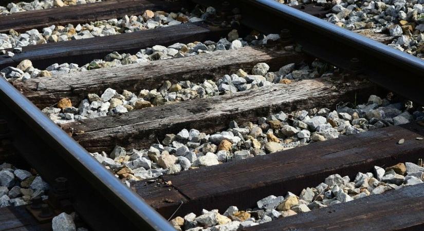 Gázolás történt, elesett az újszászi vasútvonal