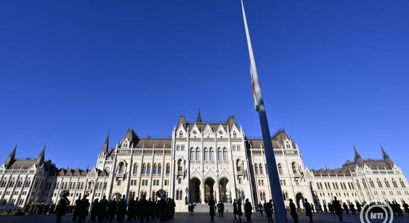 Nemzeti gyásznap – Felvonták, majd félárbócra engedték a nemzeti lobogót az Országház előtt