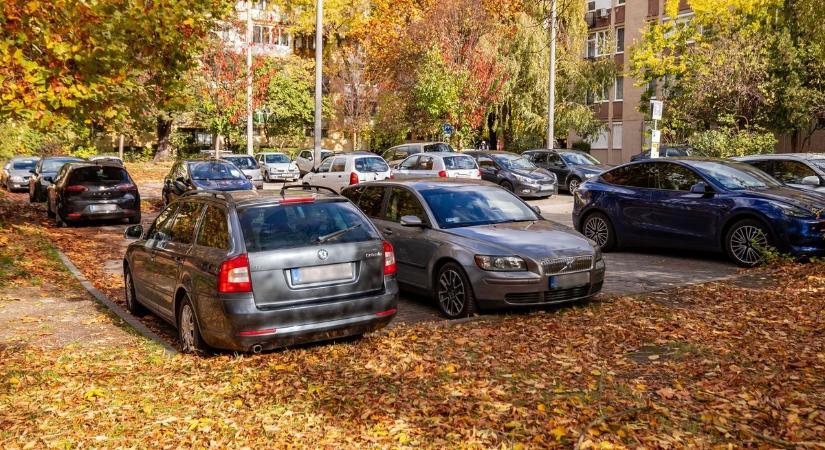 Nem csitulnak az indulatok Tatabányán – a Kúria szerint törvénytelen volt a fizetőparkolás
