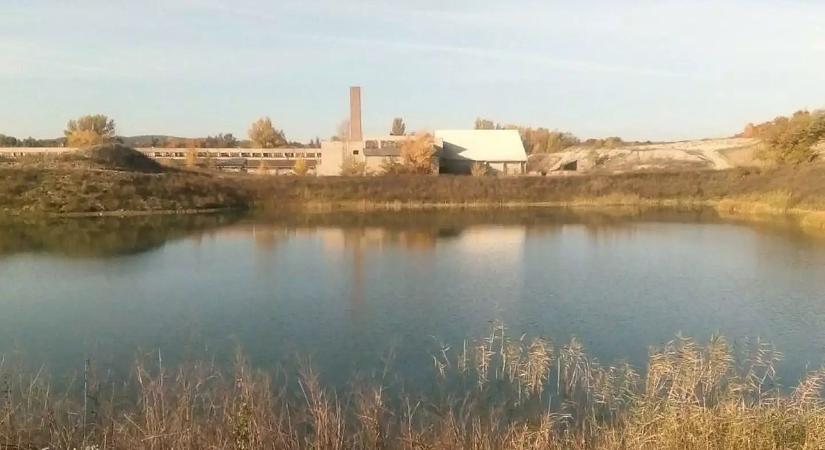 Kitette a megtelt táblát Törökbálint: milliókat perkálhat, aki mégis beköltözne