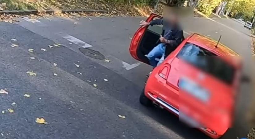 Videó: rádudáltak, ezért kétszer büntetőfékezett egy rolleres előtt az autós
