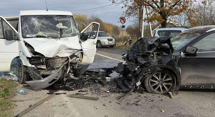 Súlyos közúti baleset Gát közelében – öten megsérültek
