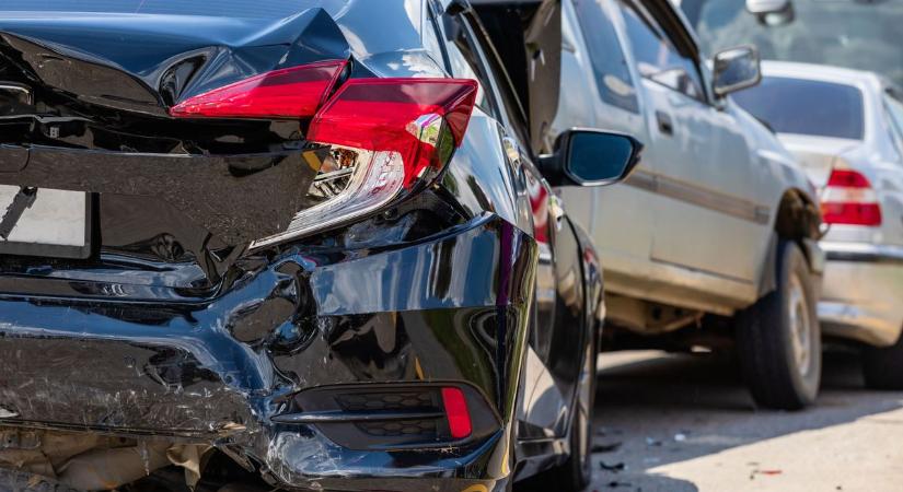 Karambol Berzencén, lezárták az utat