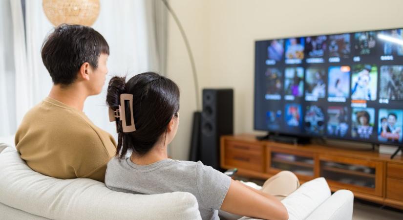 A képernyőn túl: mit ad a televízió, amit az online nem?