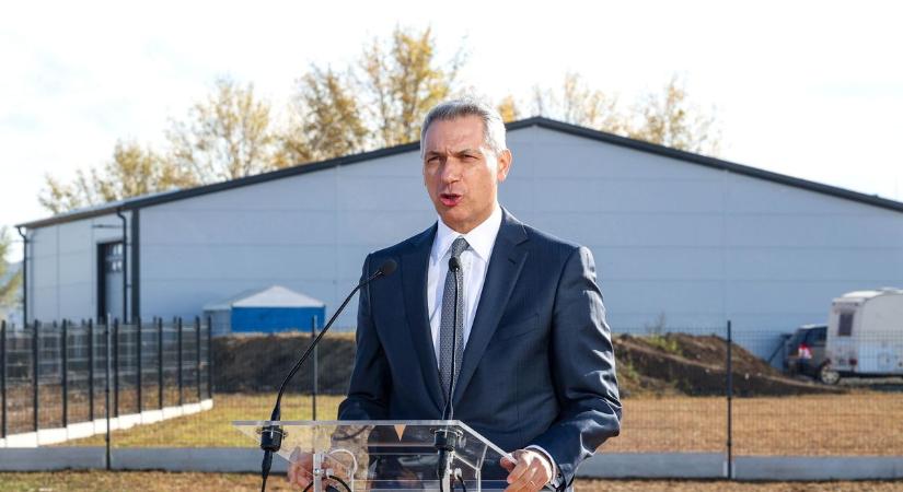 Lázár János nem csak ígérgetett, beadta a „Lex Strabagot" – vasszigor jön, a folyamatban lévő eljárásokat is felülvizsgálnák