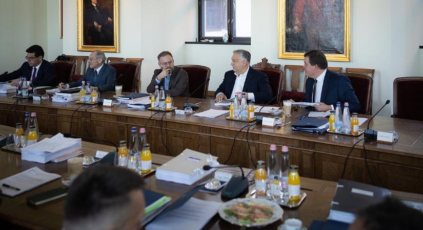 Milliárdok mennek el az Orbán-kormány tanácsadóira