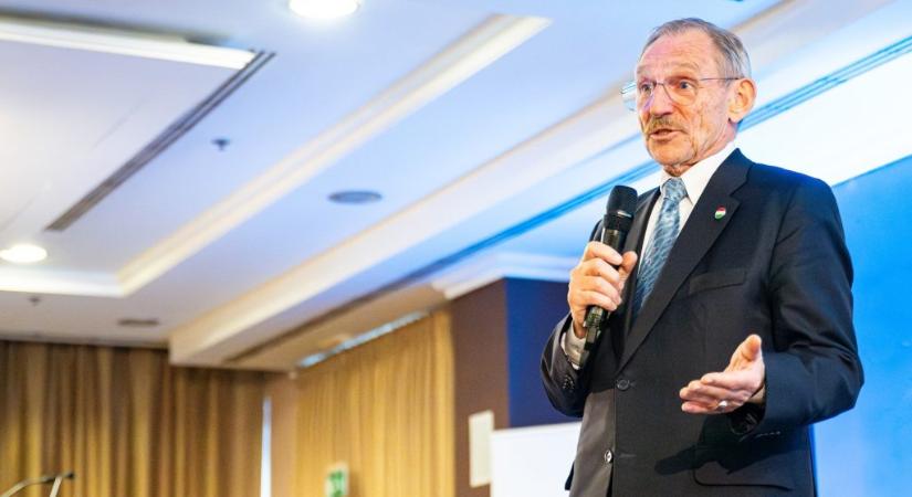 Pintér Sándor nem gyógyít, hanem szervez, és a renitens betegeket büntetné