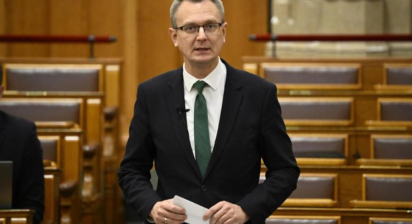 Rétvári Bence: A kormány tovább akarja növelni a nyugdíjakat úgy, hogy előbb-utóbb legyen majd 14. havi nyugdíj is