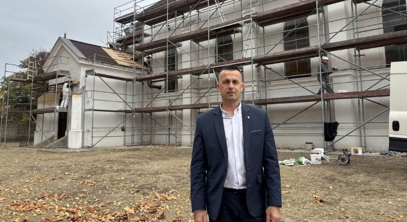 Hamarosan teljes pompájában tündökölhet a maroslelei templom, a végéhez közeledik a felújítás