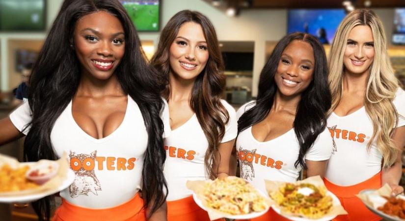 Visszatérnek a Hooters pincérnői – mégsem lesz családbarát hely az étteremláncból