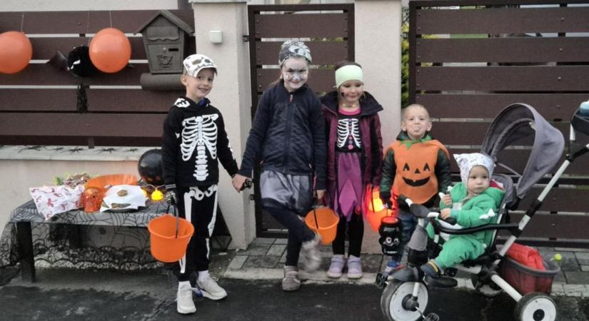 Szörnyecskék és boszik lepték el a település utcáit – csoki fejében ijesztgettek a gyerekek (galéria)