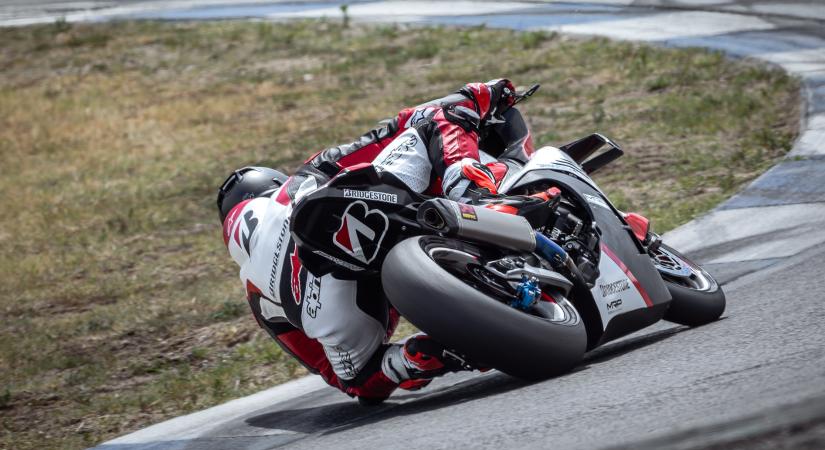 A Bridgestone bemutatja a BATTLAX motorgumi széria legújabb tagját, a RACING BATTLAX V03 slick motorgumit